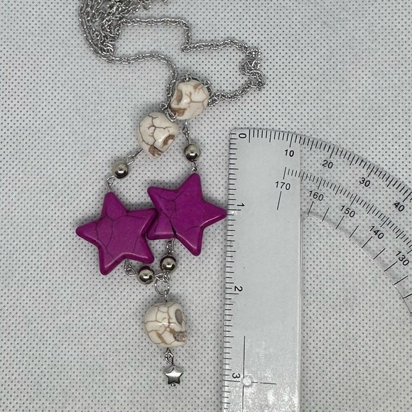 Howlite skull and fuchsia stars necklace handmade long - Picture 2 of 6